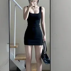 Vestido negro de tirantes corto ajustado