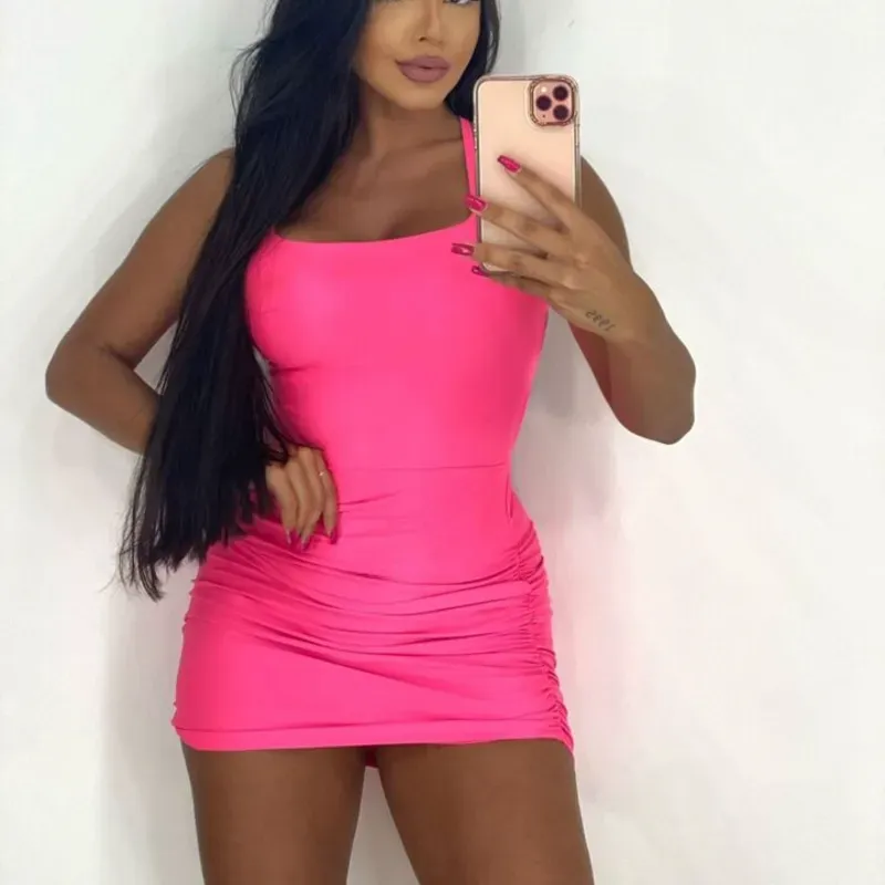 Vestido rosado corto de tirantes