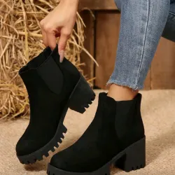 Botas negras sin cordones