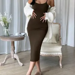 Vestido marrón ,apertura en la pierna