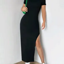 Vestido negro ,color entero de mangas cortas