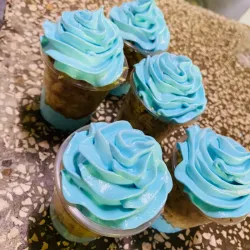 Vasos con merengue de mantecado y panetela de vainilla