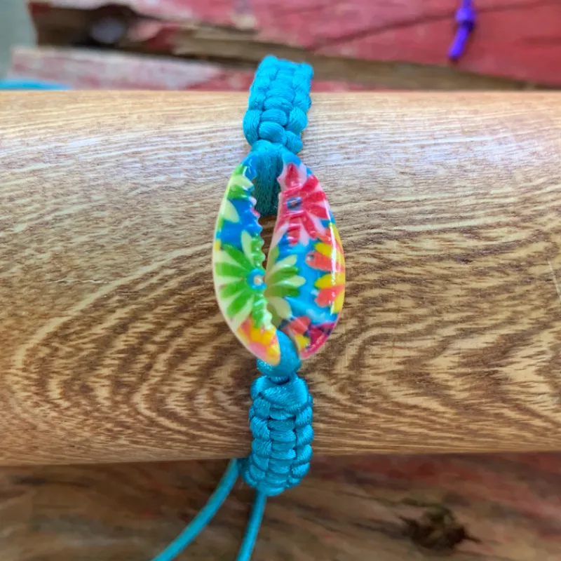 Pulsera tejida+caracol