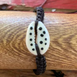 Pulsera tejida+caracol