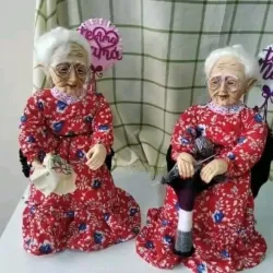 Ancianita bordadoras 