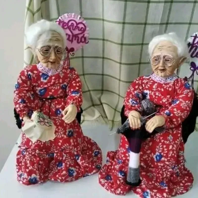 Ancianita bordadoras 