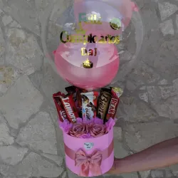 Cesta de confituras con rosas