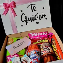Caja cuadrada , con confituras y dedicatoria personalizada