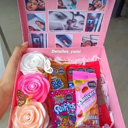 Caja cuadrada con fotos , rosas y confituras