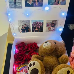 Caja cuadrada , peluches ,rosas , confituras , fotos personalizadas y luces led