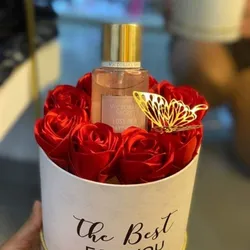 Caja redonda con rosas eternas , colonia