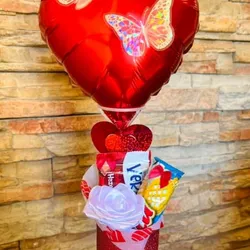 Cajita redonda con una rosa eterna , dos mariposas , confituras , corazón ❤️