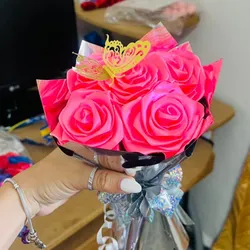 Ramo de rosas entrenas (1 mariposa )