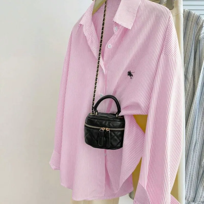 Camisa rosa y blanca