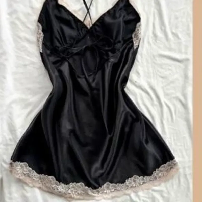 Babydoll negro con bordes de encaje blanco