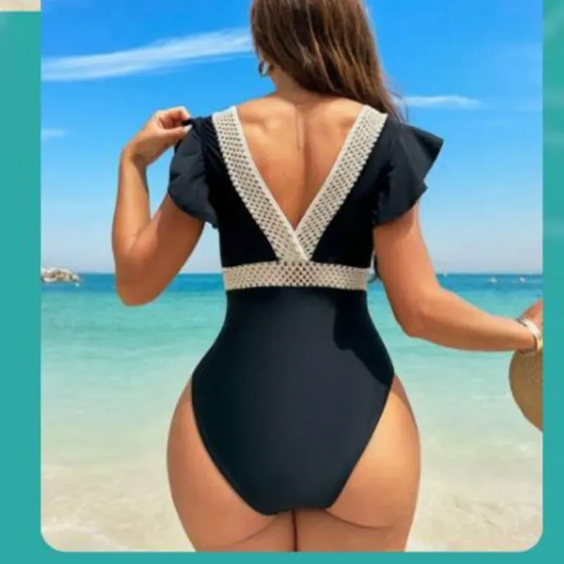 Bañador negro con detalles dorados