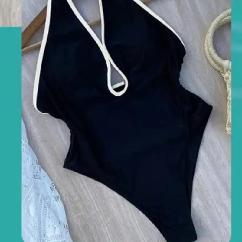 Bañador negro con flor