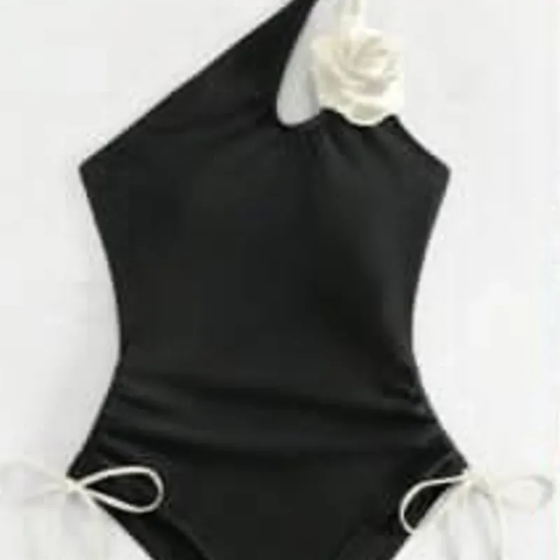 Bañador negro con flor