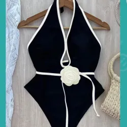 Bañador negro con flor