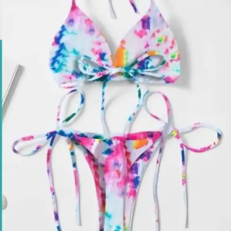 Bikini pintoresco de hilo