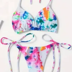 Bikini pintoresco de hilo