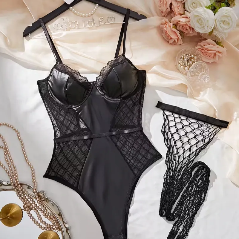 Body negro cuerina con medias de malla