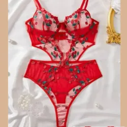 Body rojo con flores bordadas