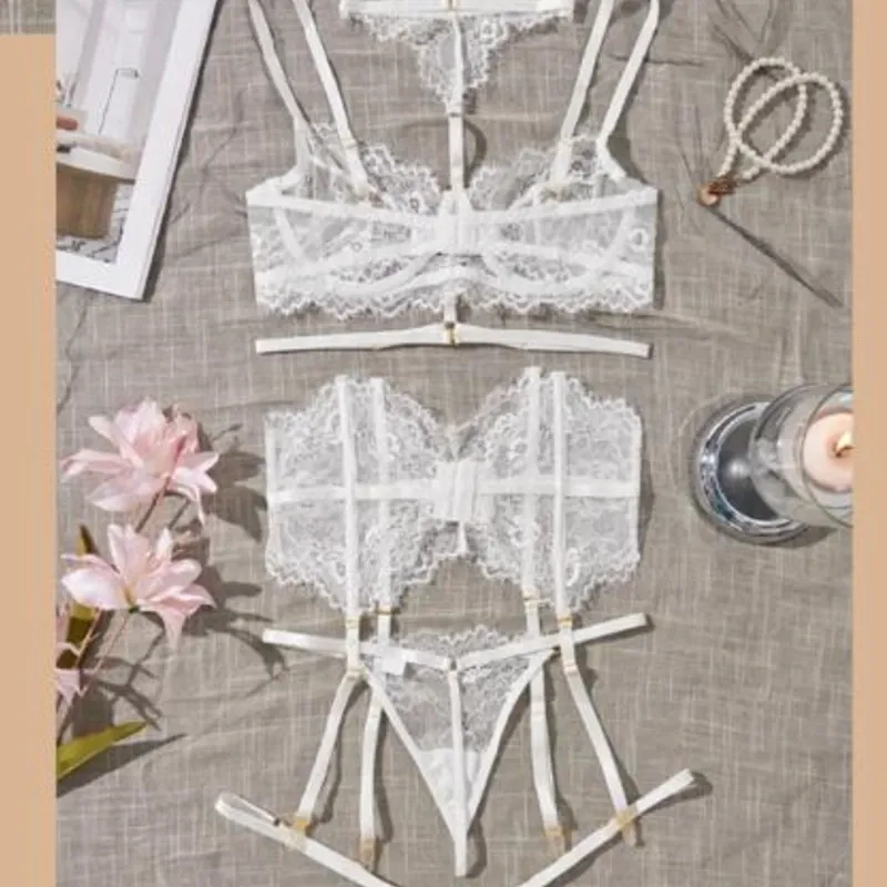 Conjunto blanco con arnes