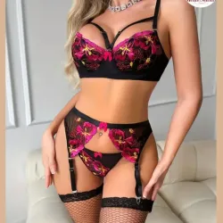 Conjunto con arnes y medias negro con flores rosas