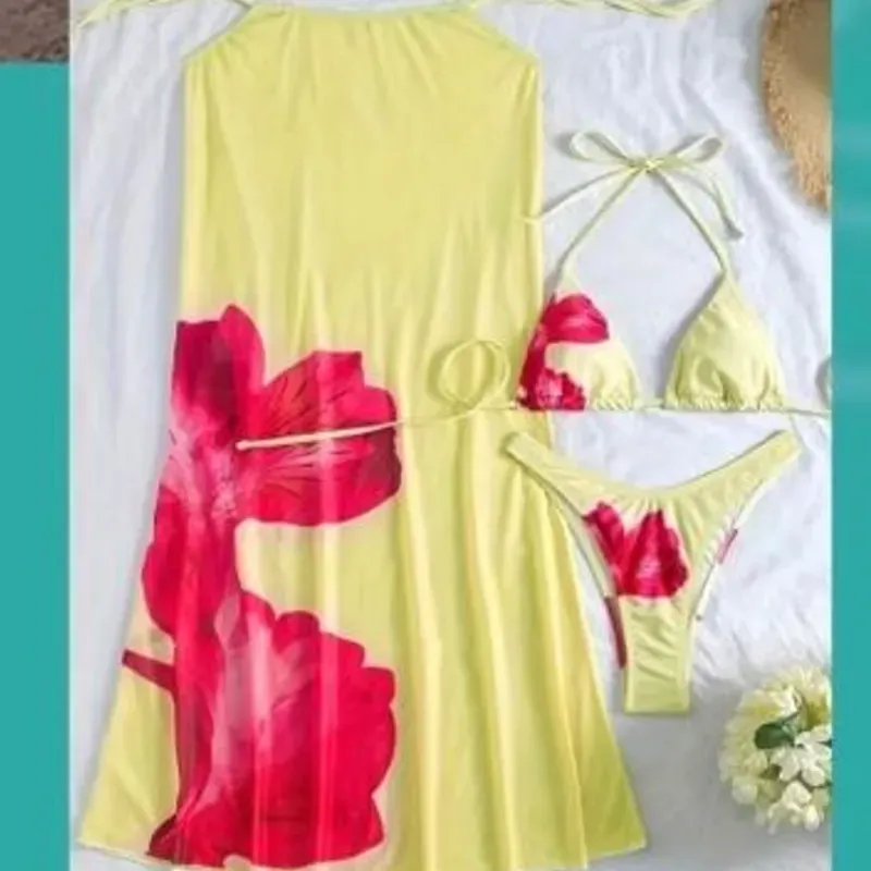 Conjunto de tres piezas floreado