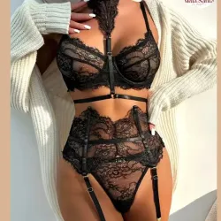 Conjunto negro con arnes