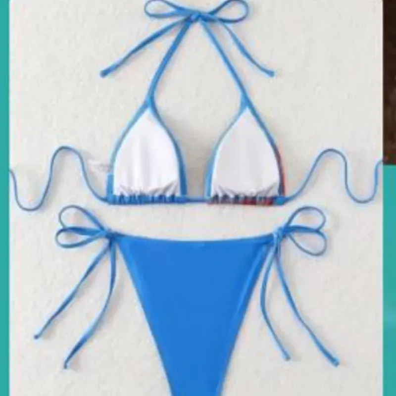 Juego de bikini con paredo azul con flor