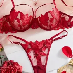 Set de dos piezas rojas con flores bordadas