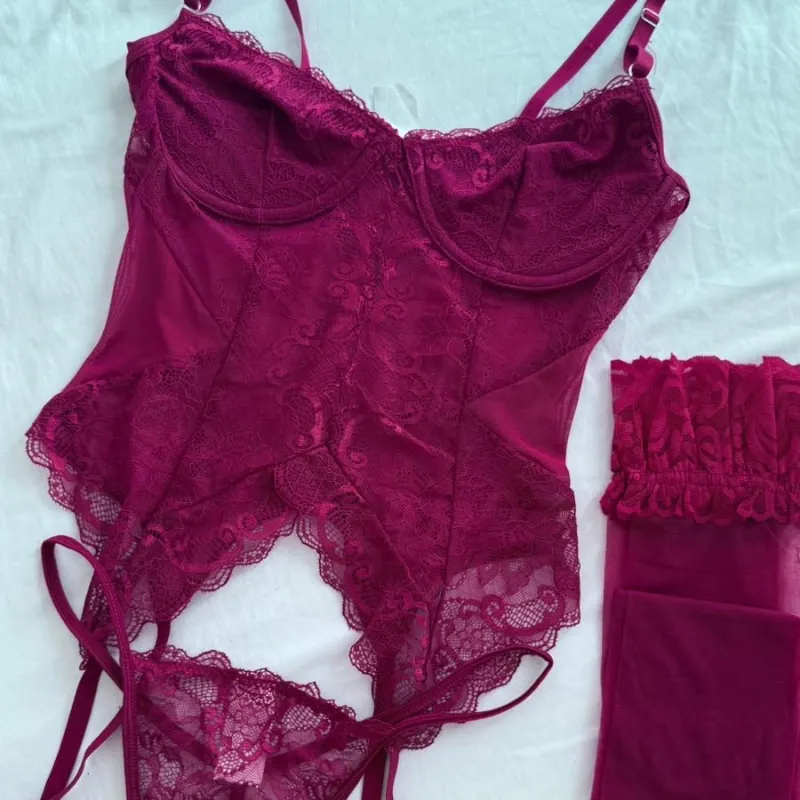 Set de lencería con medias rojo burdeos