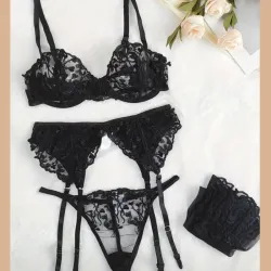 Set de lencería negra con medias