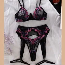 Set negro con arnes y  flores bordadas