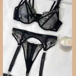 Set negro con flores bordadas
