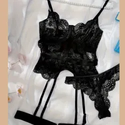 Set negro de encaje con ligas y tanga