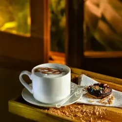 CAFÉ CAPUCHINO Y DONA DE CHOCOLATE