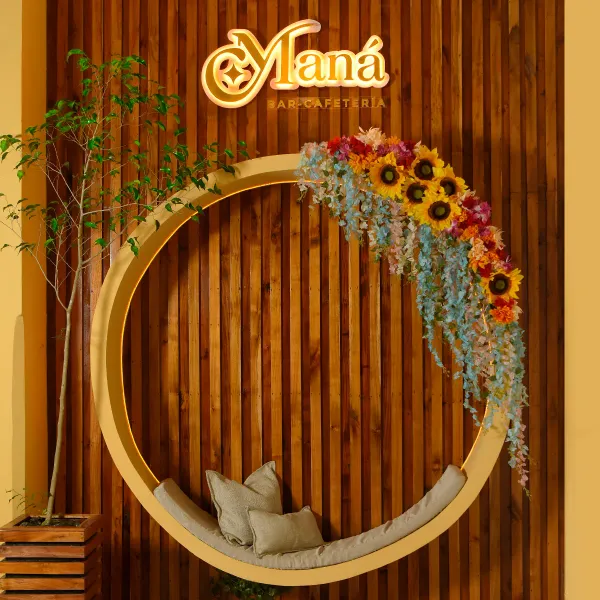 Encontramos en el Maná la definición perfecta de lo que hacemos: transformar lo simple en algo extraordinario. Un café honesto, de origen natural, servido con la calidez de quien sabe que lo bueno siempre llega en el momento justo.