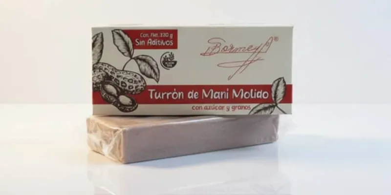 Turrón de maní molido con azúcar y granos 