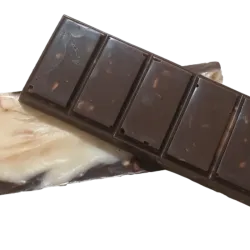 Tableta de chocolate negro y blanco crunchy