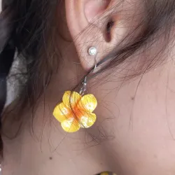 Arete de resina (flor amarilla)
