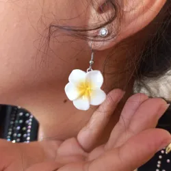 Arete de resina (flor blanca)