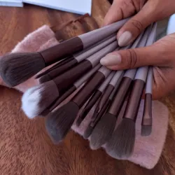 Brocha de maquillaje (oscuras)