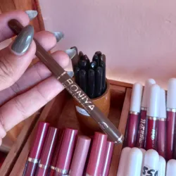 Delineador marrón de párpado inferior