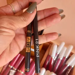 Delineador negro de párpado inferior