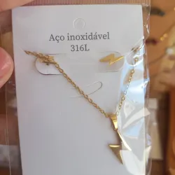Juego de arete y cadena (acero inoxidable-dije de rayo)