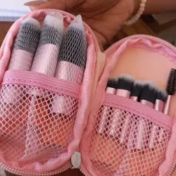 Juego de brochas de maquillaje en estuche rosado
