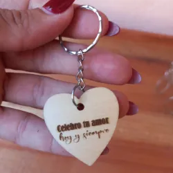 Llavero de madera grabado (celebro tu amor hoy y siempre)